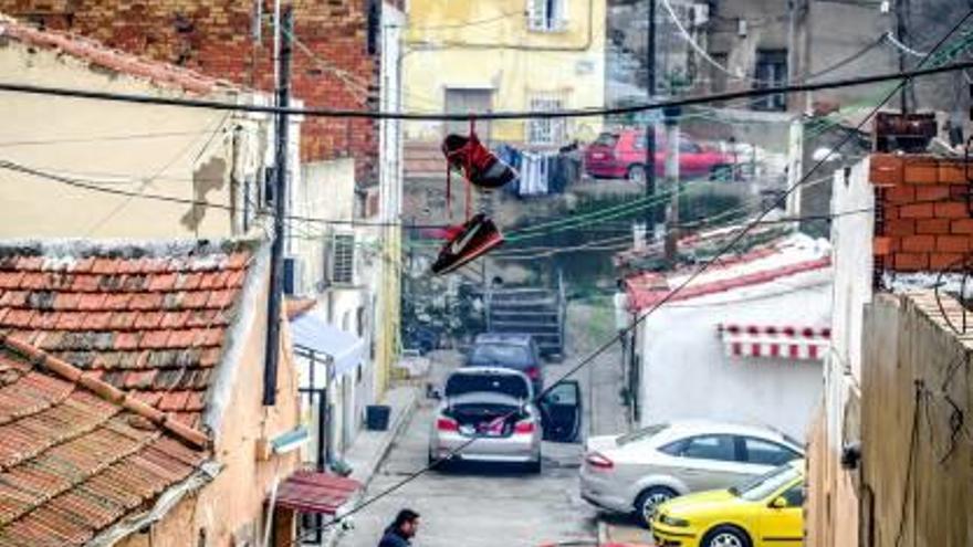 El agente encontró a los menores jugando en la calle de este barrio.