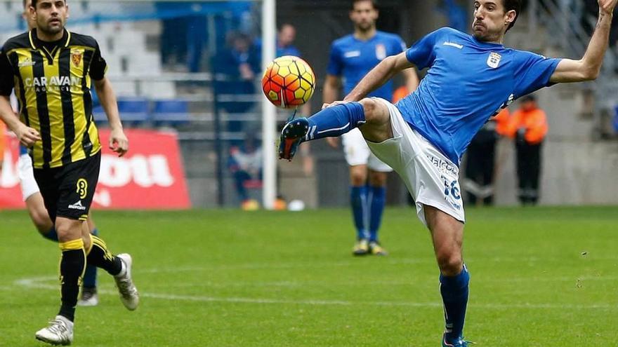 Toché controla el balón en el último Oviedo-Zaragoza disputado en el Tartiere.