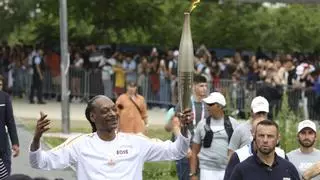 Snoop Dogg pasea la antorcha Olímpica por París antes de la inauguración de los Juegos Olímpicos