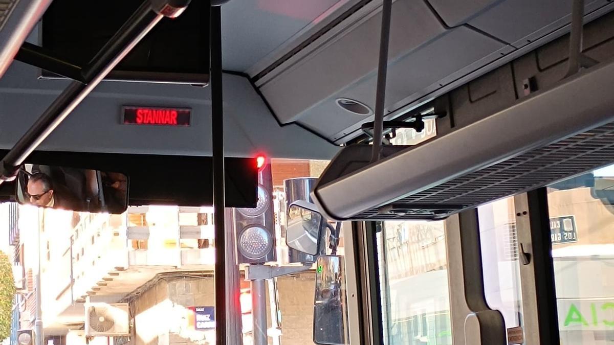 El cartel de uno de los autobuses muestra la palabra sueca ‘stannar’, que indica una parada solicitada.