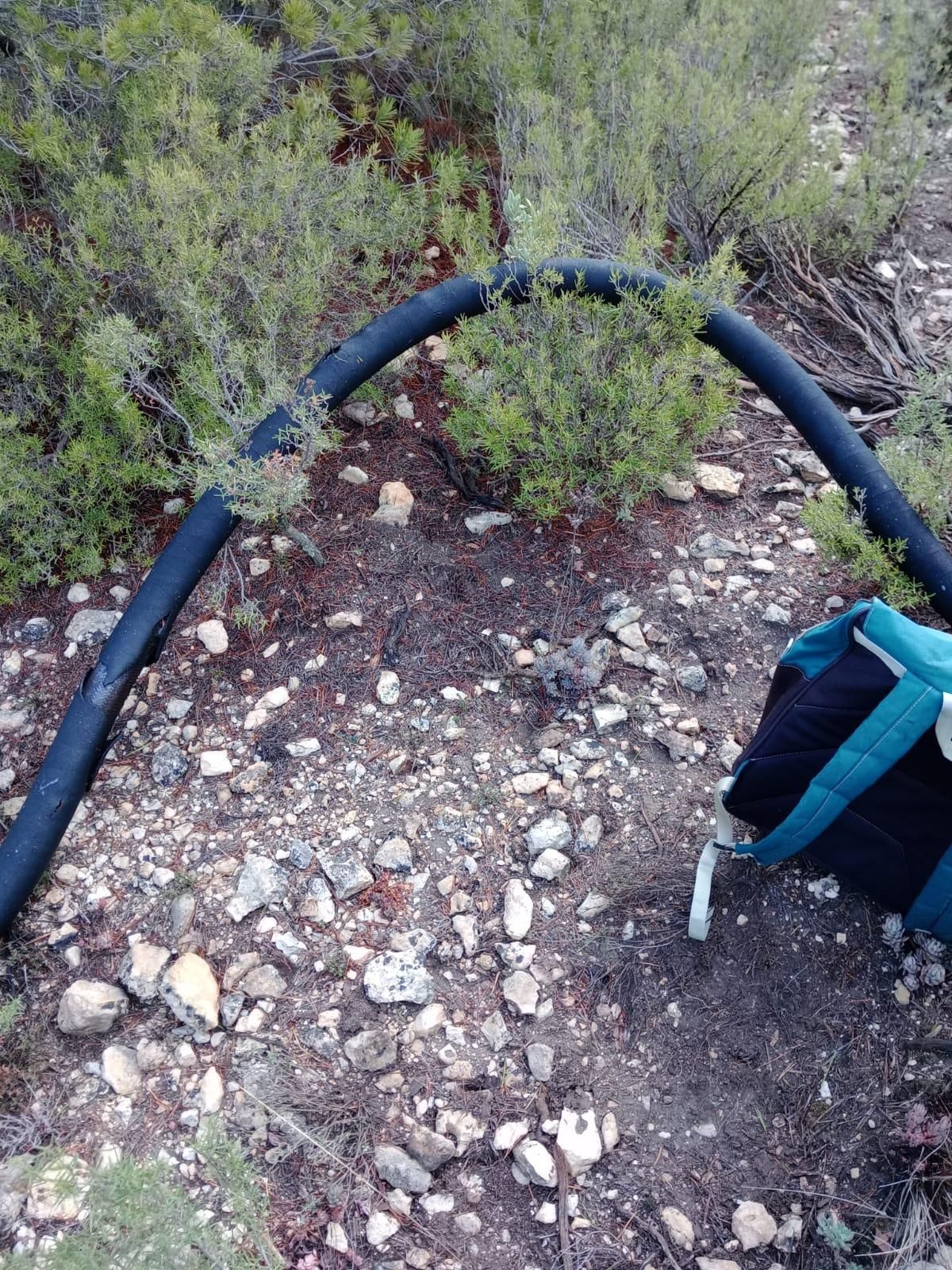 El tubo junto a una mochila.