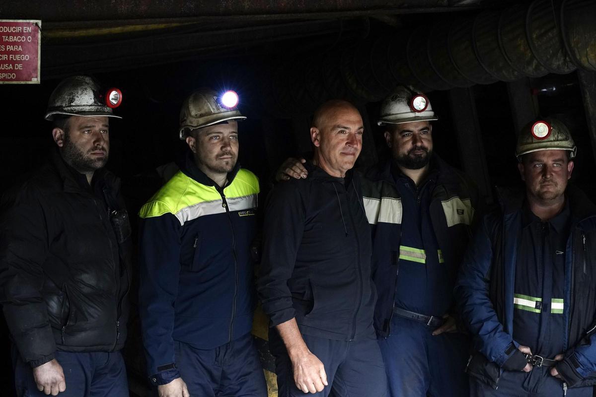 Los mineros encerrados en Mina Miura mantienen la lucha tras nueve días: "Van pasando factura el frío y la humedad, pero hay que seguir"