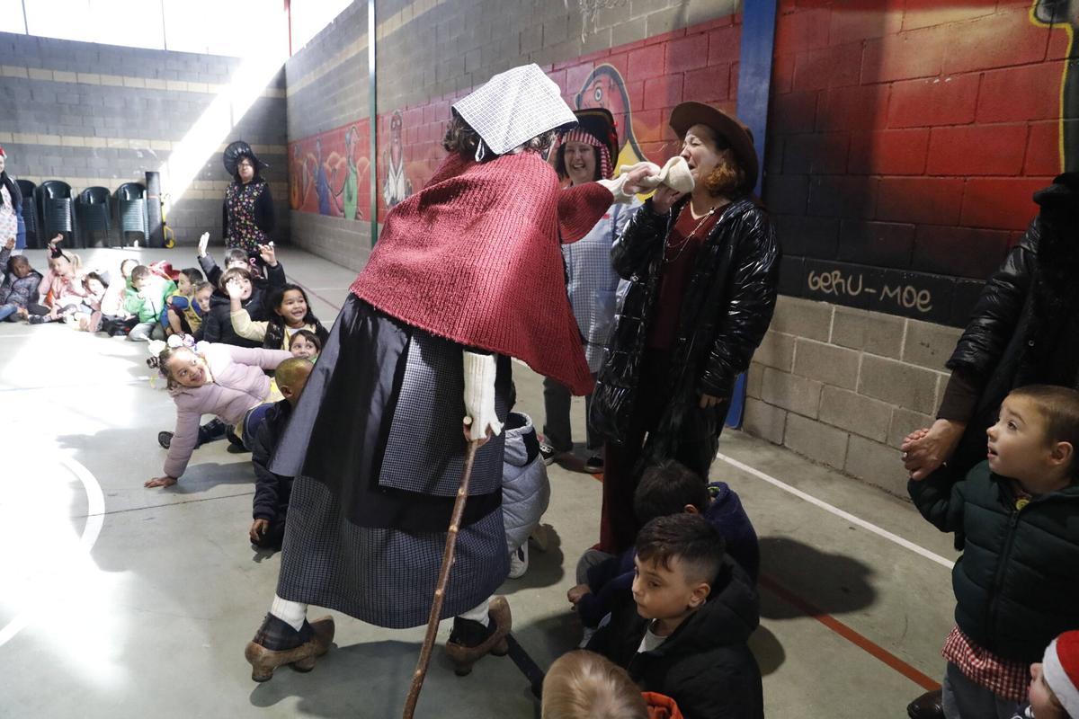 La Vieya haciendo de las suyas con una docente de La Luz.