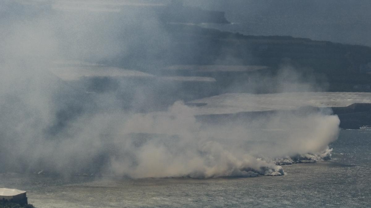 La lava de la erupción volcánica de La Palma cae al mar