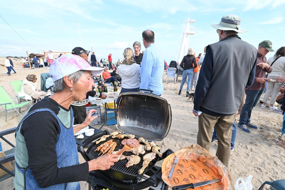 Cientos de personas celebran el Año Nuevo en la playa de La Marina disfrutando del buen tiempo