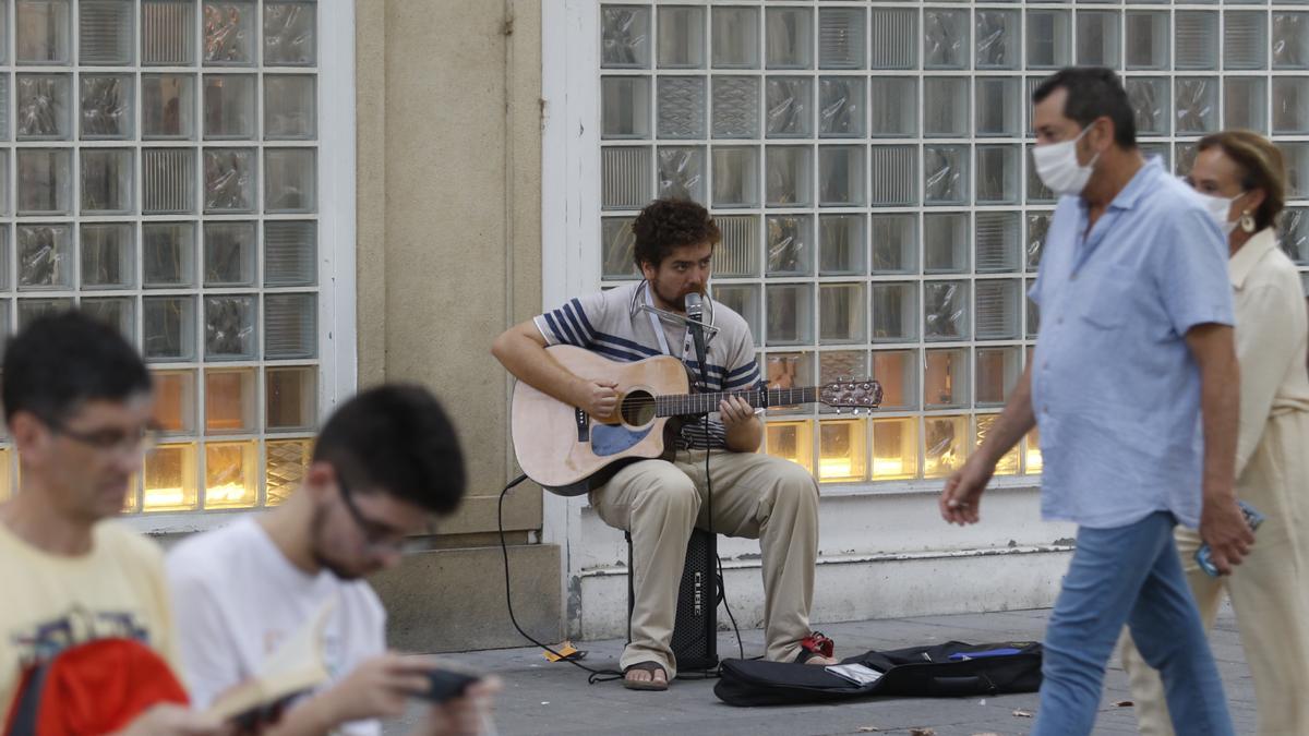 Pablo Carrascal es un cantante callejero que interpreta música de raíces americanas