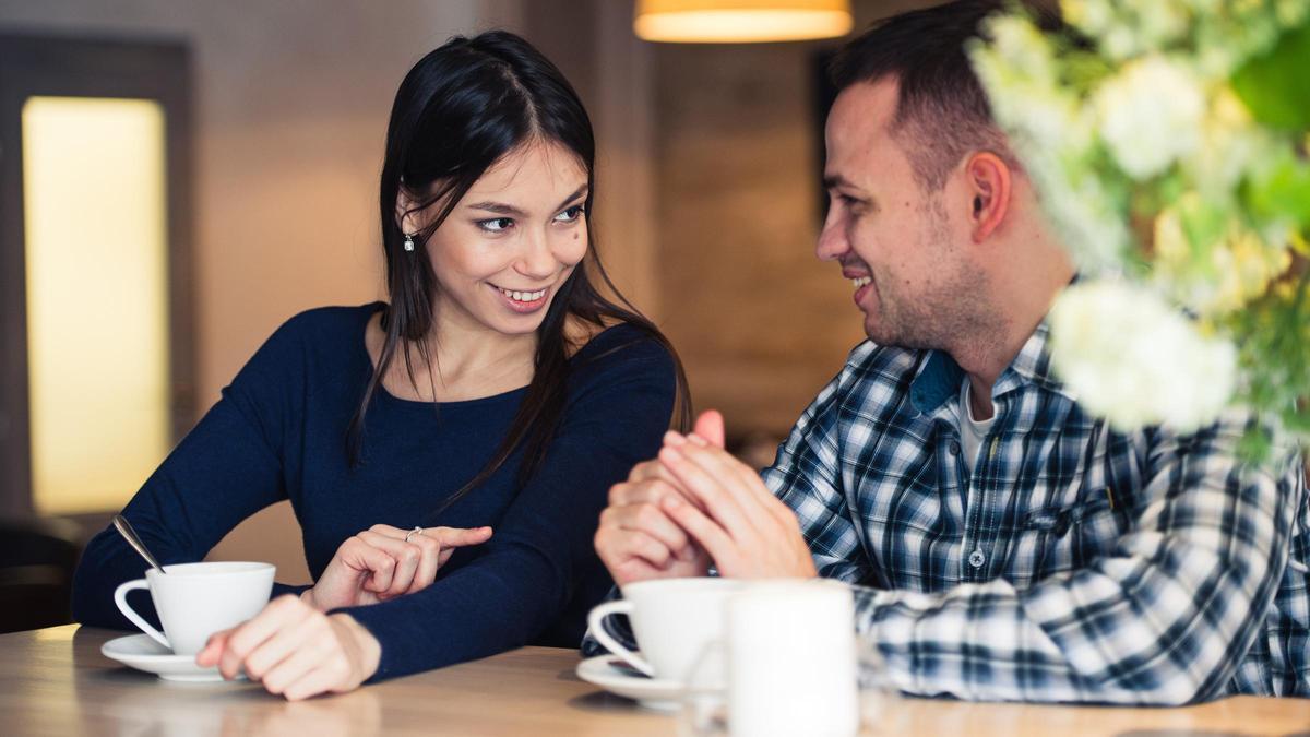 Una pareja conversando