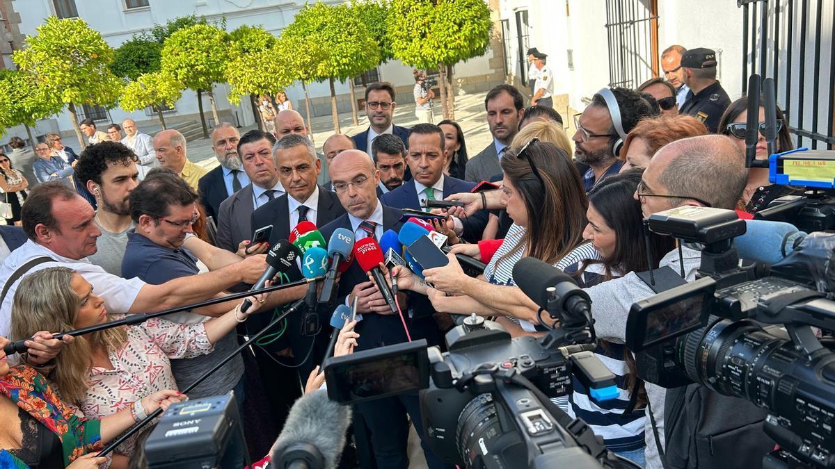 Rueda de prensa a las puertas de la Asamblea de Extremadura.