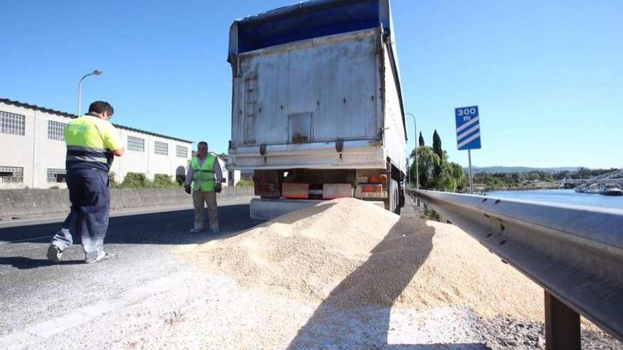 El maíz caído del camión en la carretera. // Nick