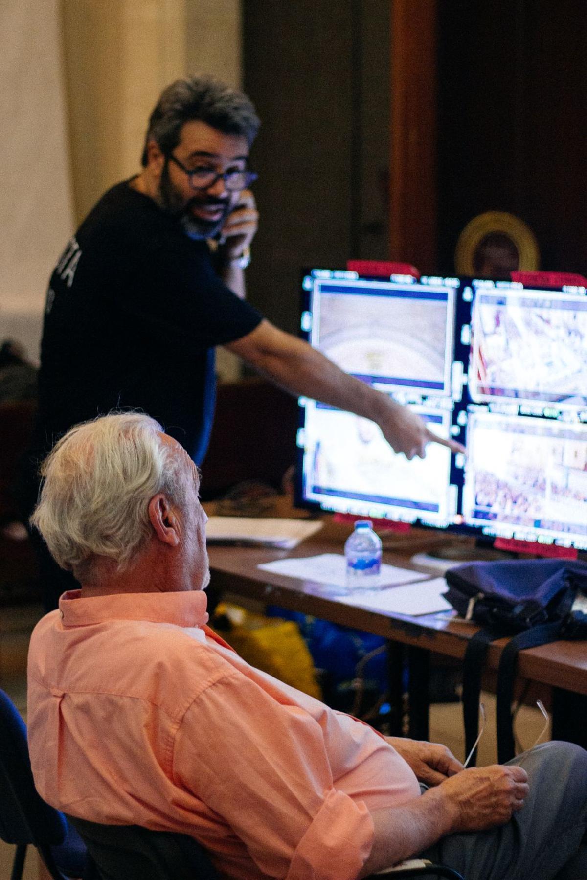 Los directores Manuel Gutiérrez Aragón y Pablo Mas durante la producción.