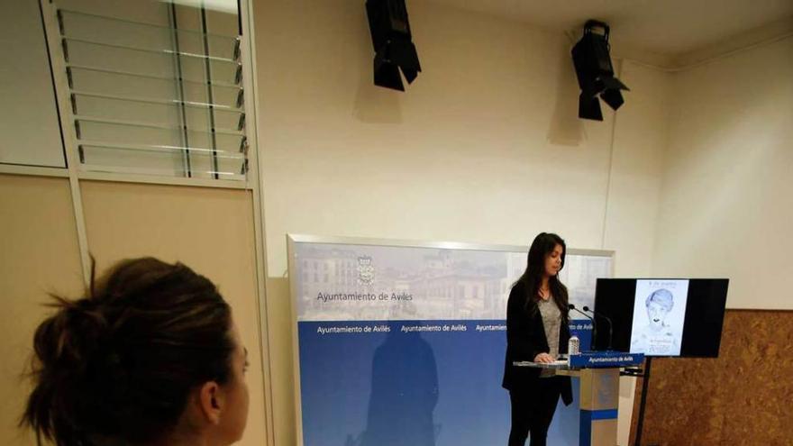 Marianela Colomer, de la Asociación Muyeres, y la concejala Raquel Ruiz, ayer, en el Ayuntamiento de Avilés.