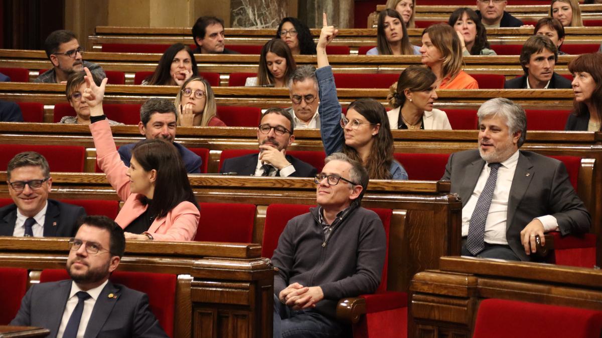 Marta Vilalta marcant l&#039;abstenció i Mònica Sales el vot a favor a la moció de Junts per constatar la pèrdua de confiança del Parlament en el Govern