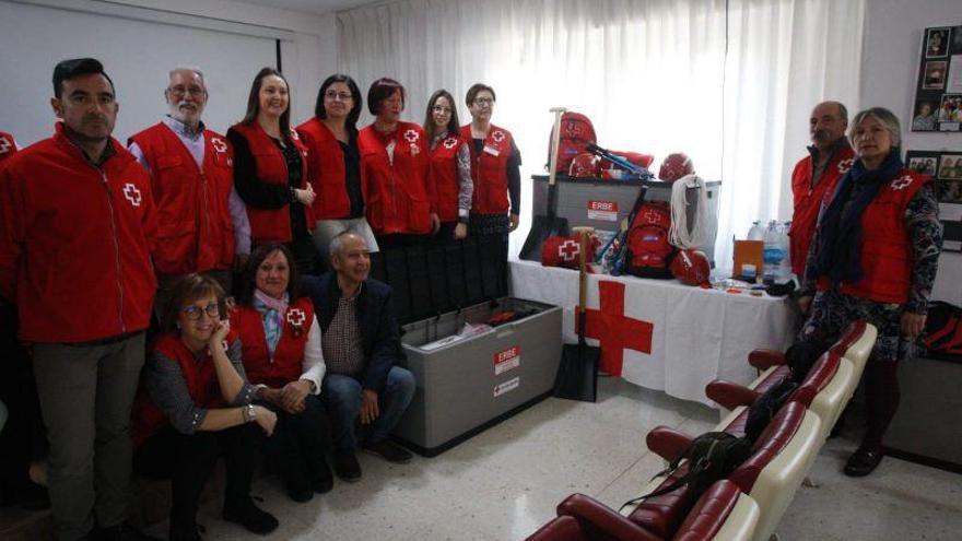 Voluntarios de los ERBE, equipos de respuesta básica en emergencias, con el material del que disponen