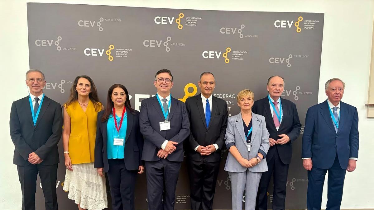 Los participantes en el encuentro empresaria, hoy en la sede de la CEV