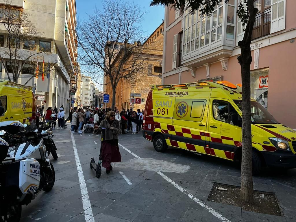 Una joven de 23 años muere en Palma al degollarse en el Müller de Plaza de España
