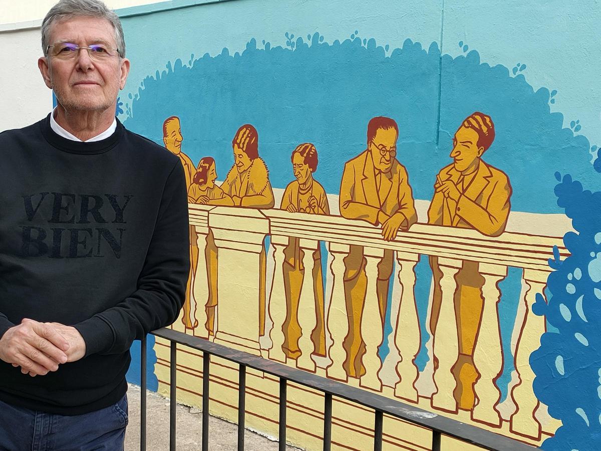 Jesucristo Riquelme, junto a un mural de Machado en Rocafort, Valencia