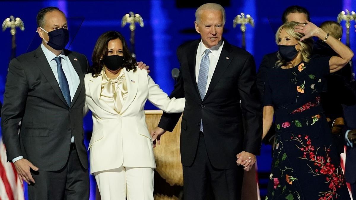 Kamala Harris y Joe Biden, junto a sus parejas saludan a la multitud en el escenario después de que Biden pronunció su discurso en Wilmington, Delaware.