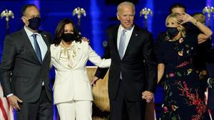 Kamala Harris y Joe Biden, junto a sus parejas saludan a la multitud en el escenario después de que Biden pronunció su discurso en Wilmington, Delaware.
