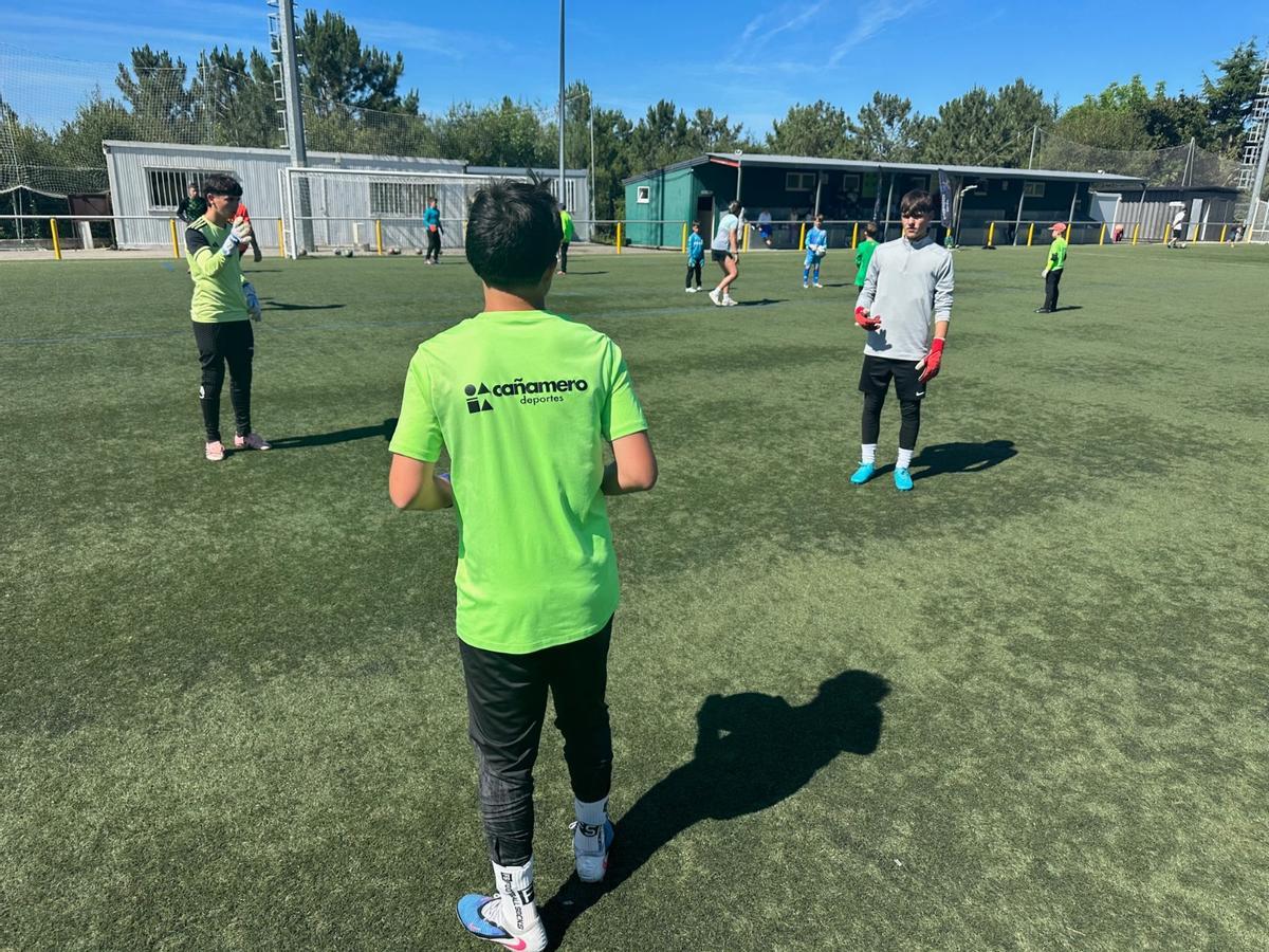 En imágenes: el club Valdés ACF conoce los secretos del portero gracias a la avilesina María Echezarreta, "Cheza"