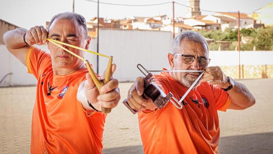 Pasión por los tirachinas en Pedroche