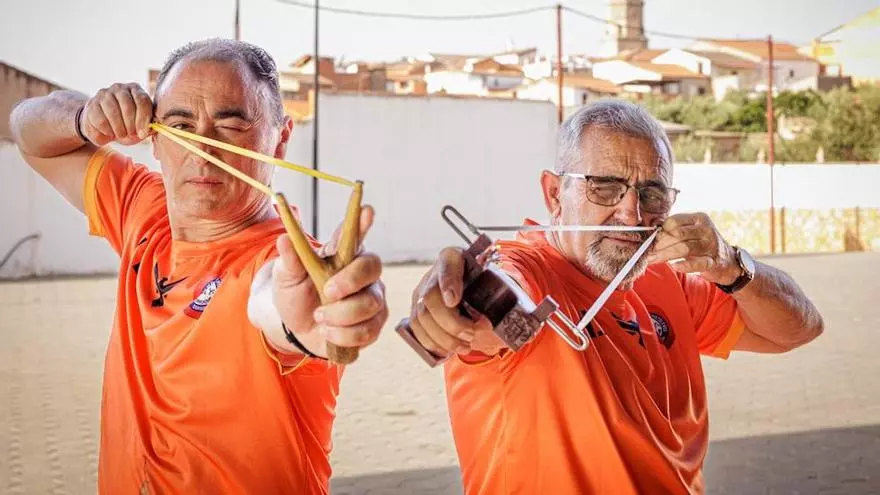 Pasión por los tirachinas en Pedroche