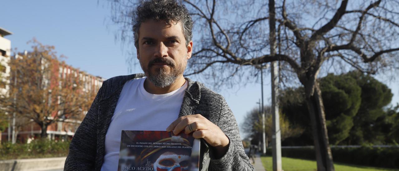 Paco Acedo sostiene su nuevo libro, 'Siete caras pintadas'.