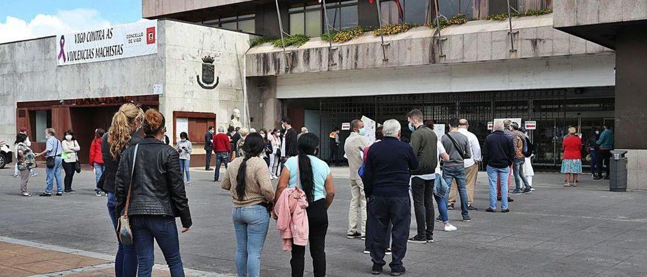 Colas registradas ayer por la mañana amte el Ayuntamiento, en Praza do Rei.