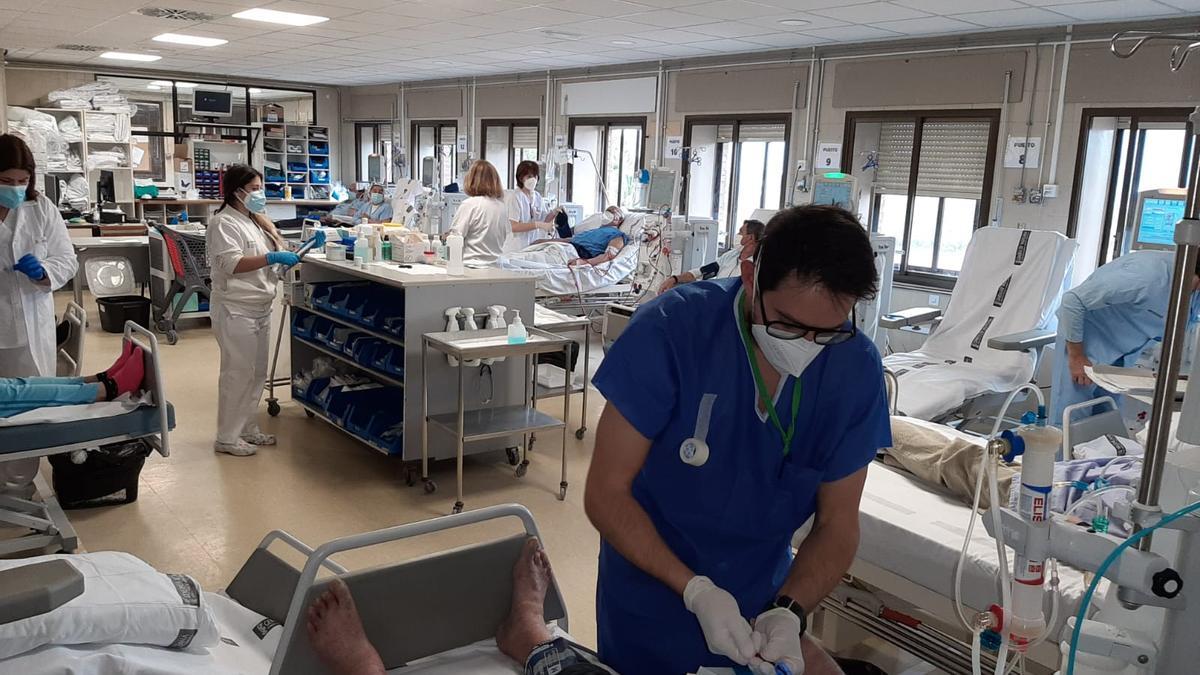 Pacientes en una sala del hospital de Xàtiva, en una imagen de archivo.