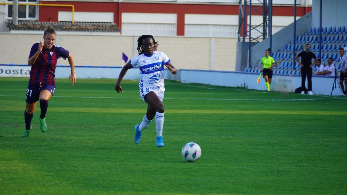 Angie Koko, perseguida por Annelie Leitner, en el Costa Adeje-Eibar de pretemporada.