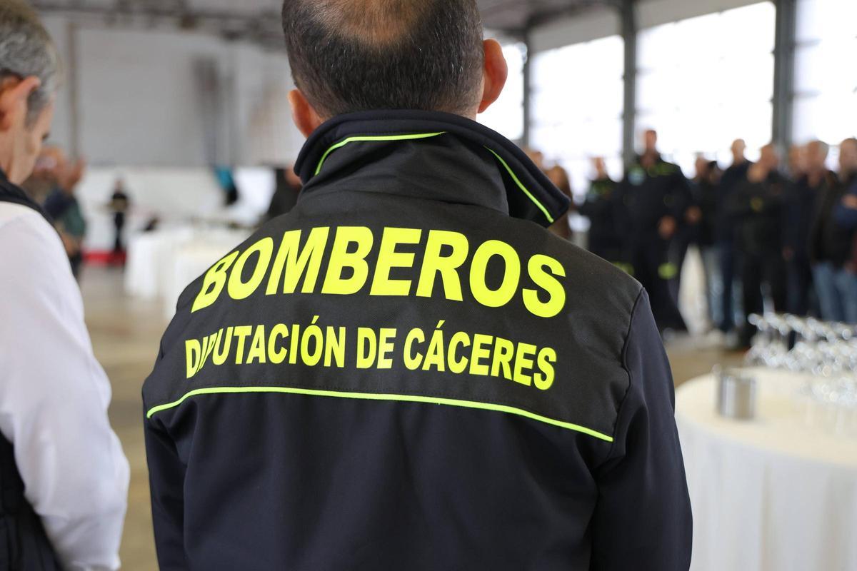 Imagen de un bombero del equipo de SEPEI de Cáceres.