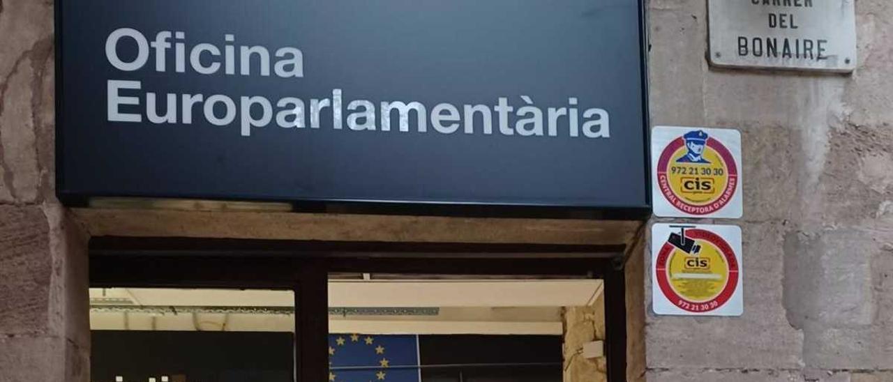Exteriro de l'«Oficina Europarlamentària. Puigdemont. Comín. Ponsatí».