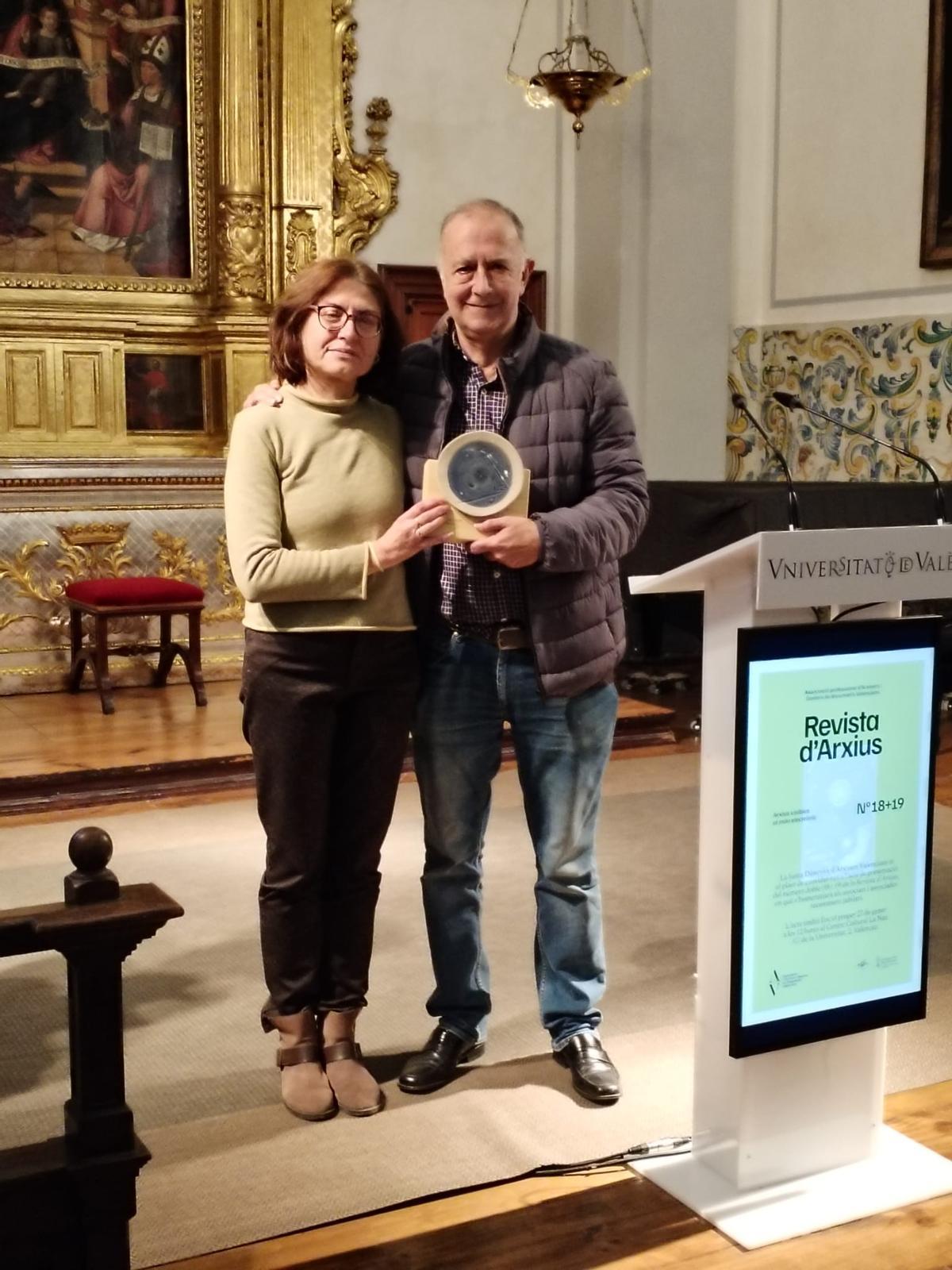 Lairón recibe la distinción.