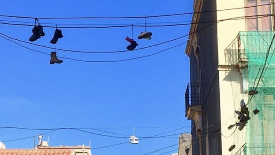 El verdadero significado de las zapatillas colgadas de los cables de luz