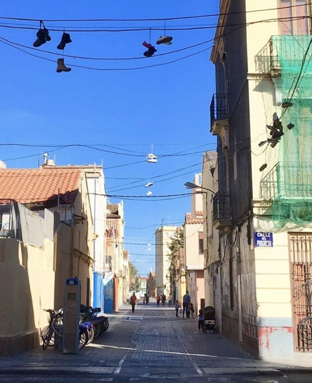 Calle repleta de cables de luz con zapatillas