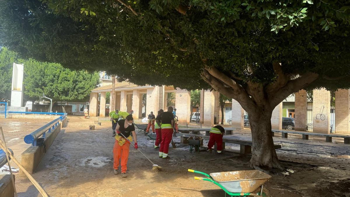 Los habitantes de Olocau ayudan a los afectados por la DANA