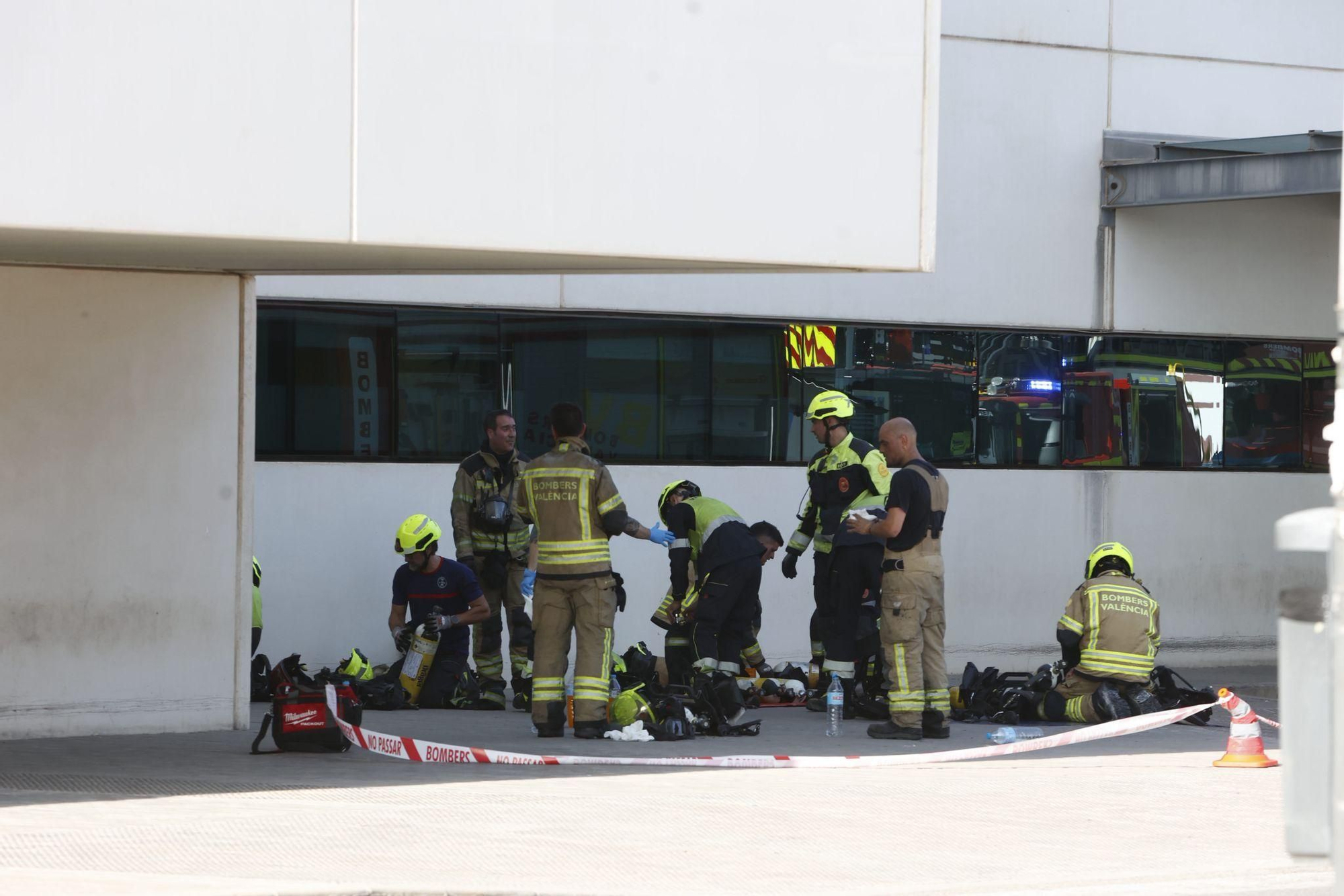 Un incendio intencionado obliga a desalojar la planta de Psiquiatría de La Fe