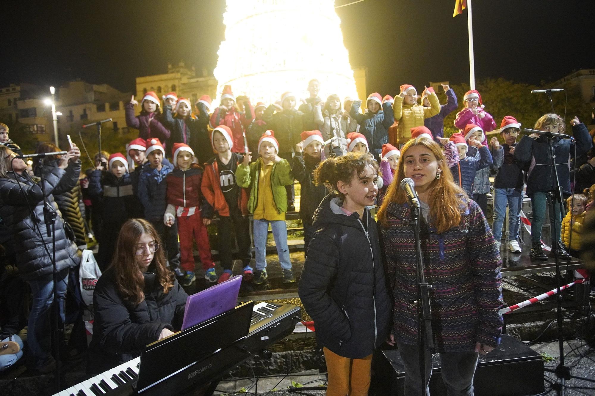 La màgia de Nadal atura la pluja i encén els llums a Girona