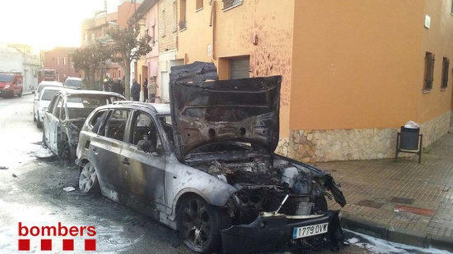 Un incendi calcina 9 vehicles de cop a Palafrugell