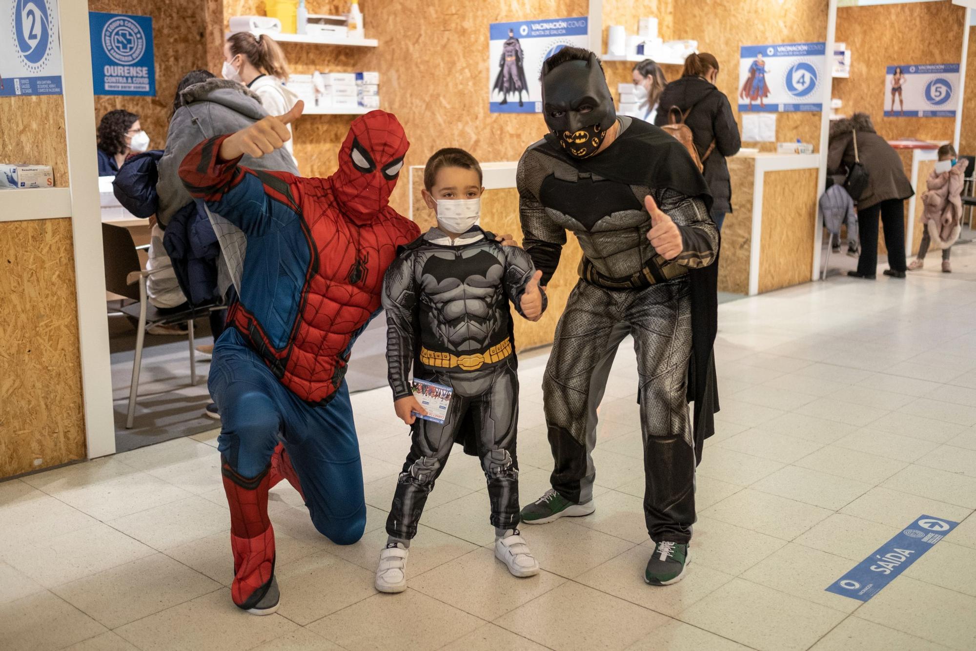 Los superhéroes cumplen su 'misión vacuna' en Ourense