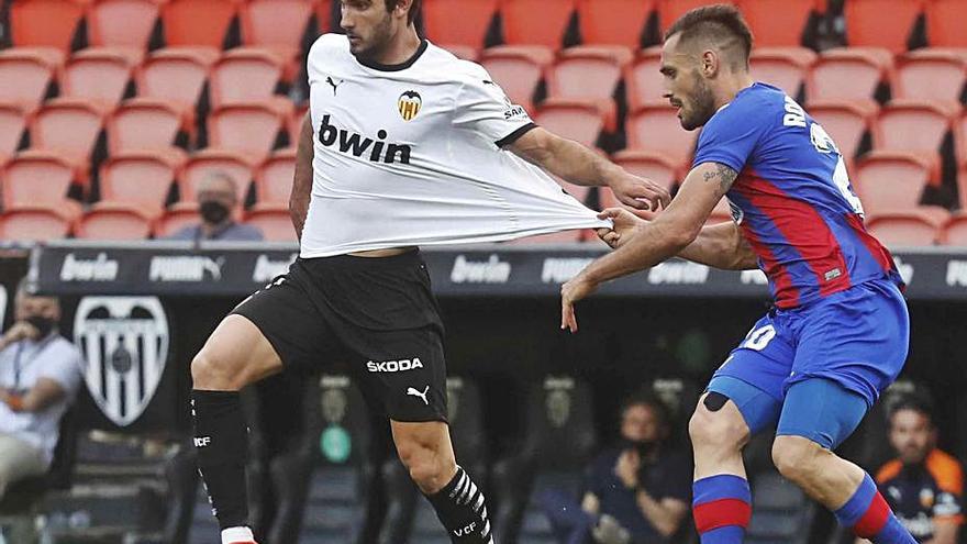 Gonçalo Guedes, frente al Huesca. | J.M. LÓPEZ