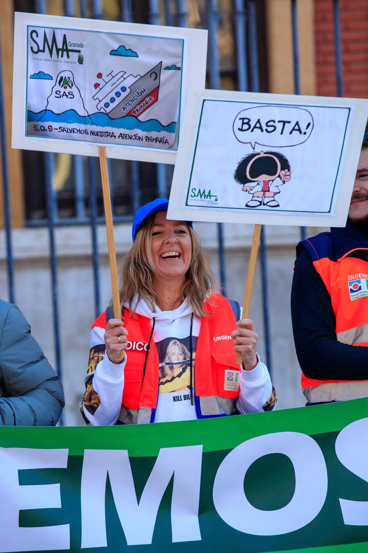 Una médica se manifiesta ante la Junta de Andalucía (Sevilla).