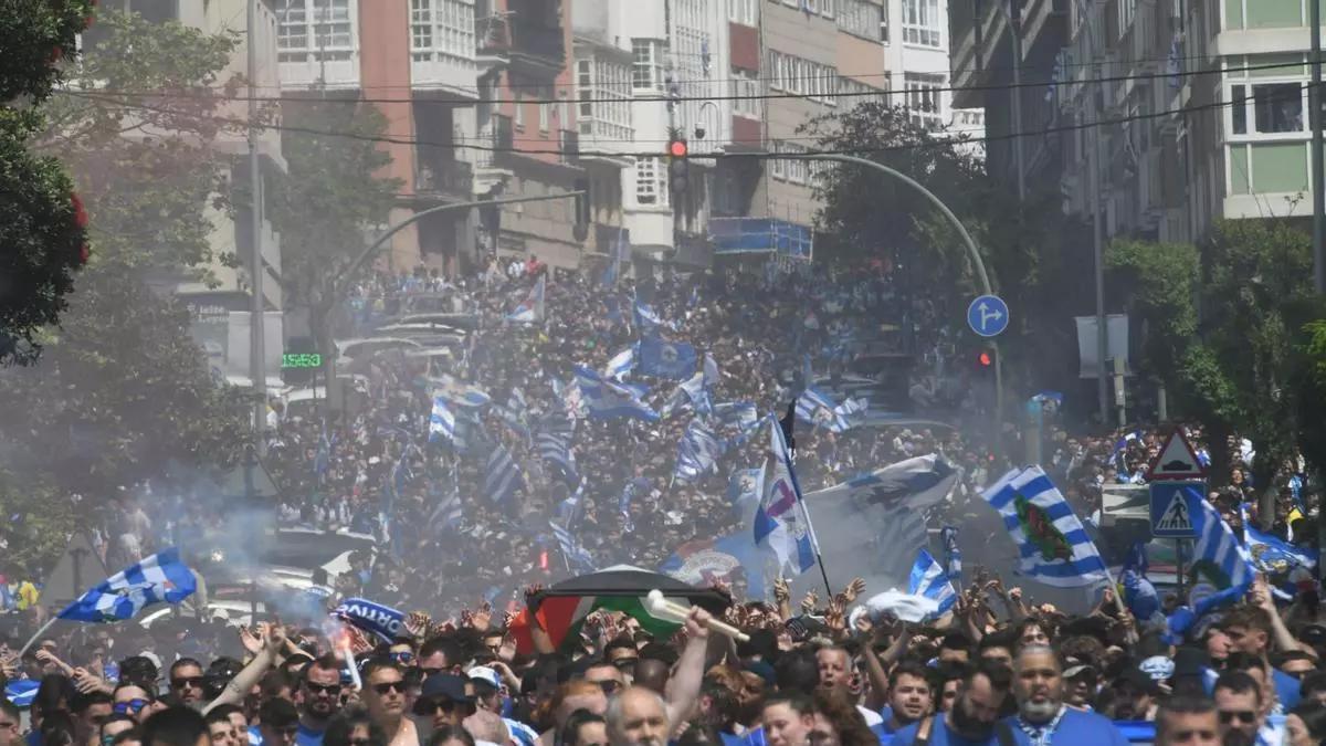 Imagen de la marcha deportivista hacia Riazor en 2024, antes del Barça B