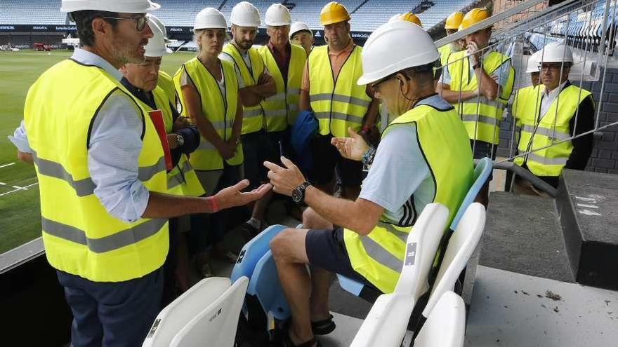 José Méndez explica las incomodidades de los asientos de Río Bajo a concejal y técnicos. // Alba Villar