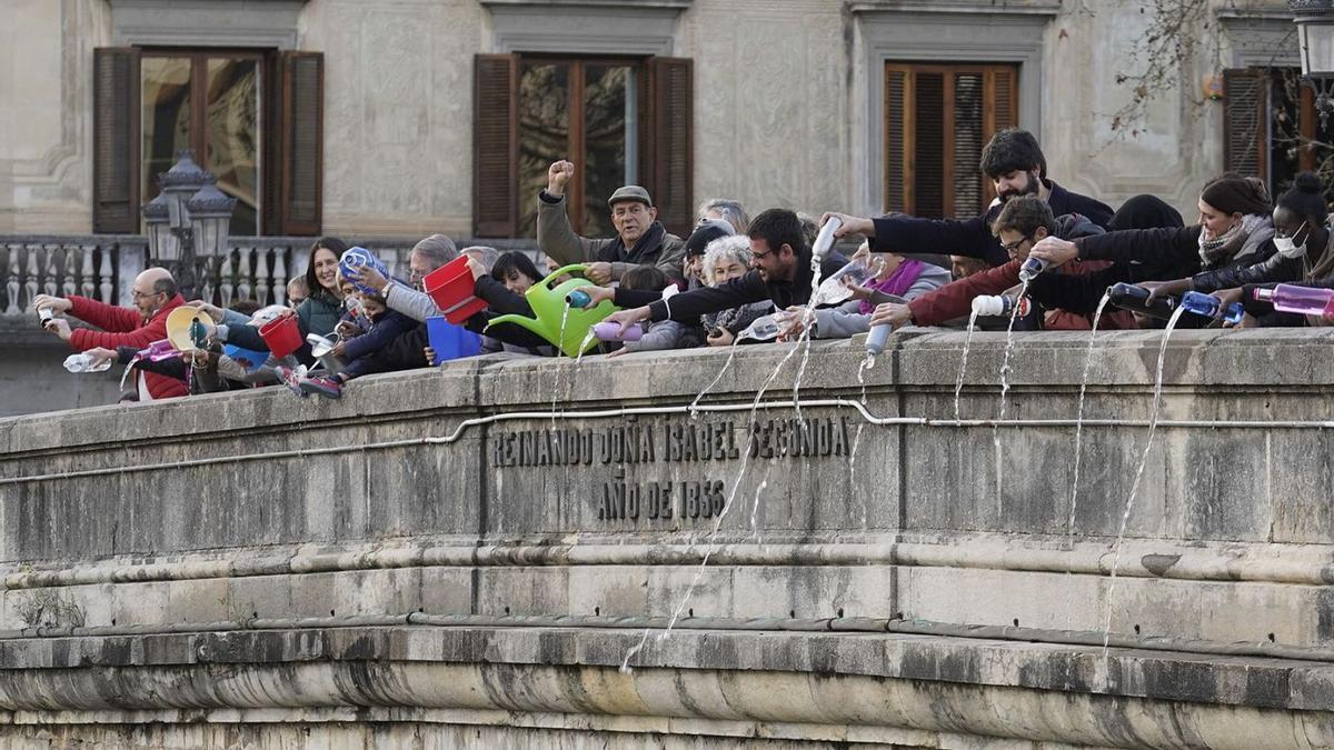 L’acció es va fer al Pont de pedra amb diferents estris domèstics. | MARC MARTÍ