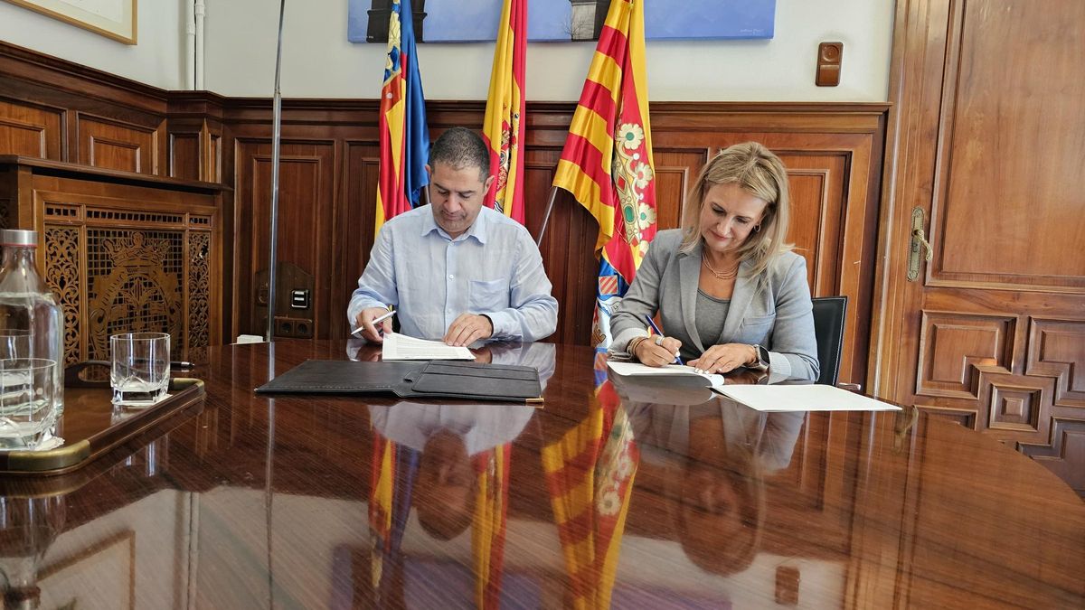 Firma del convenio entre el alcalde de Alcoy, Toni Francés, y la consellera de Turismo, Nuria Montes.