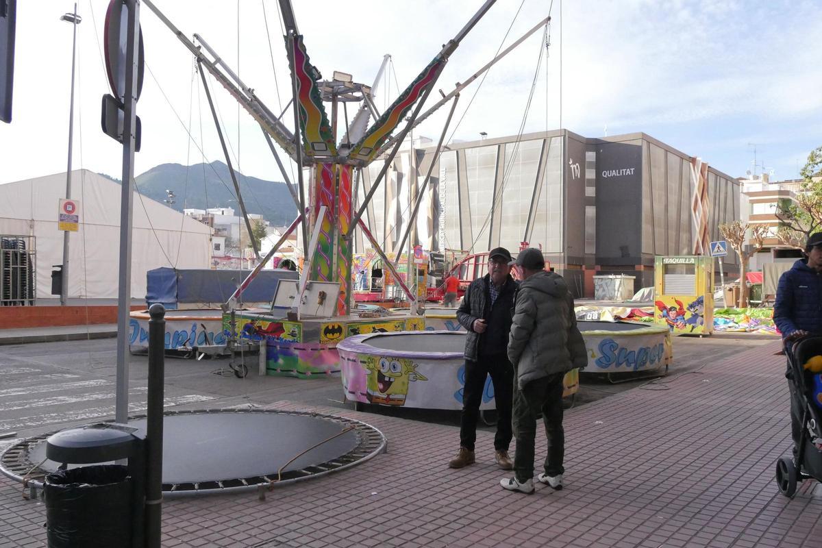 Las nueve comisiones de la Vall d'Uixó sacan sus monumentos a la calle con la 'plantà' Las nueve comisiones de la Vall d'Uixó sacan sus monumentos a la calle con la 'plantà'