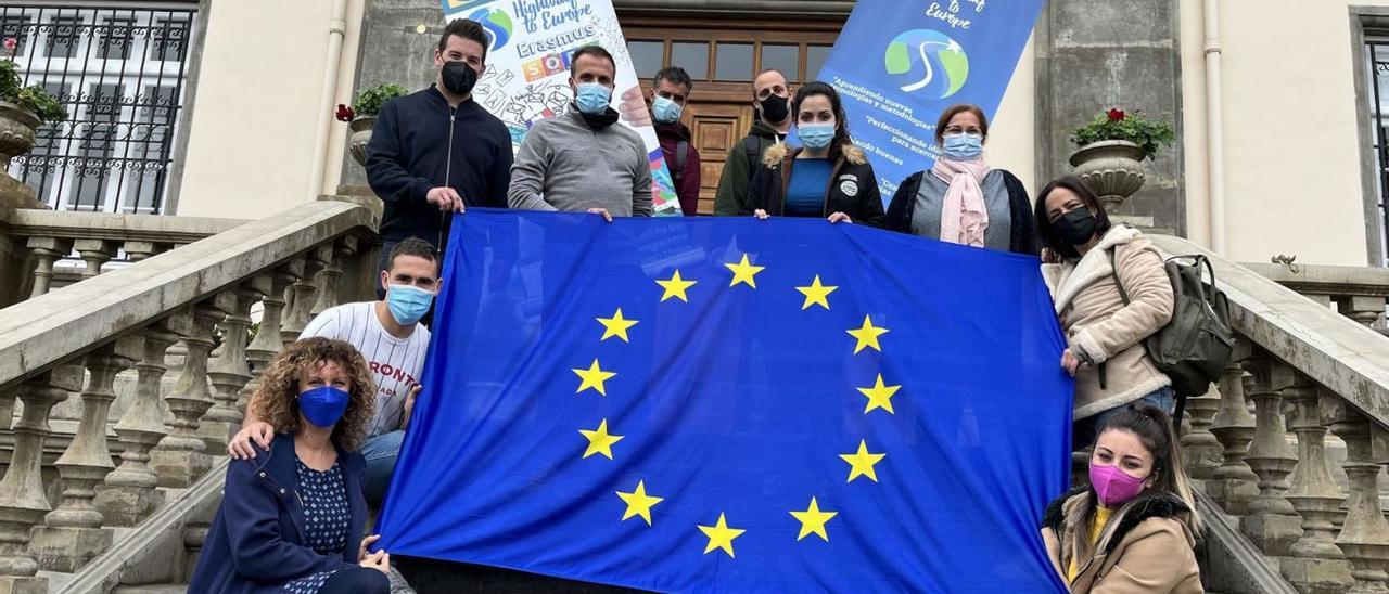 Parte del equipo docente del colegio La Milagrosa posa con una bandera de la Unión Europea en las escalinatas del centro. | | EL DÍA