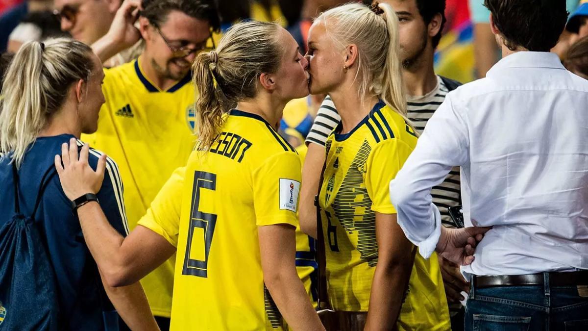 Pernille Harder y Magdalena Eriksson se besaron tras un partido del Mundial de Francia 2019