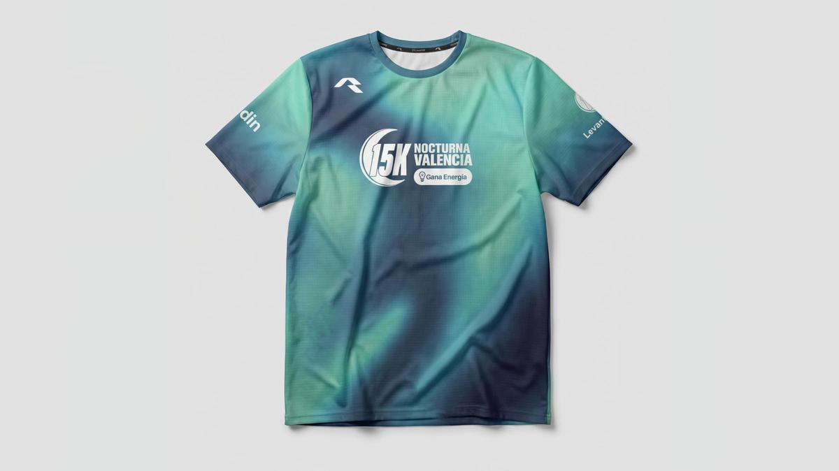 La camiseta ha sido confeccionada en unos atractivos tonos aguamarina que evocan las tonalidades del mar Mediterráneo.