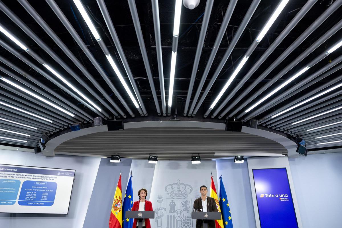 La directora de Gestión de la Agencia Tributaria, Rosa Prieto y el secretario de Estado de la Seguridad Social, Borja Suárez,.